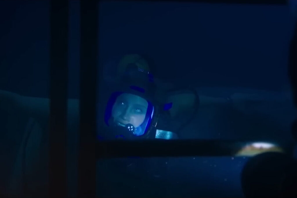 Scène d'horreur sous-marine de 47 Meters Down montrant une plongeuse coincée dans l'obscurité totale à 47 mètres de profondeur.