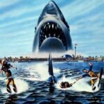 Affiche de Jaws 3-D (1978) montrant un grand requin blanc géant surgissant derrière des skieurs nautiques au parc SeaWorld.