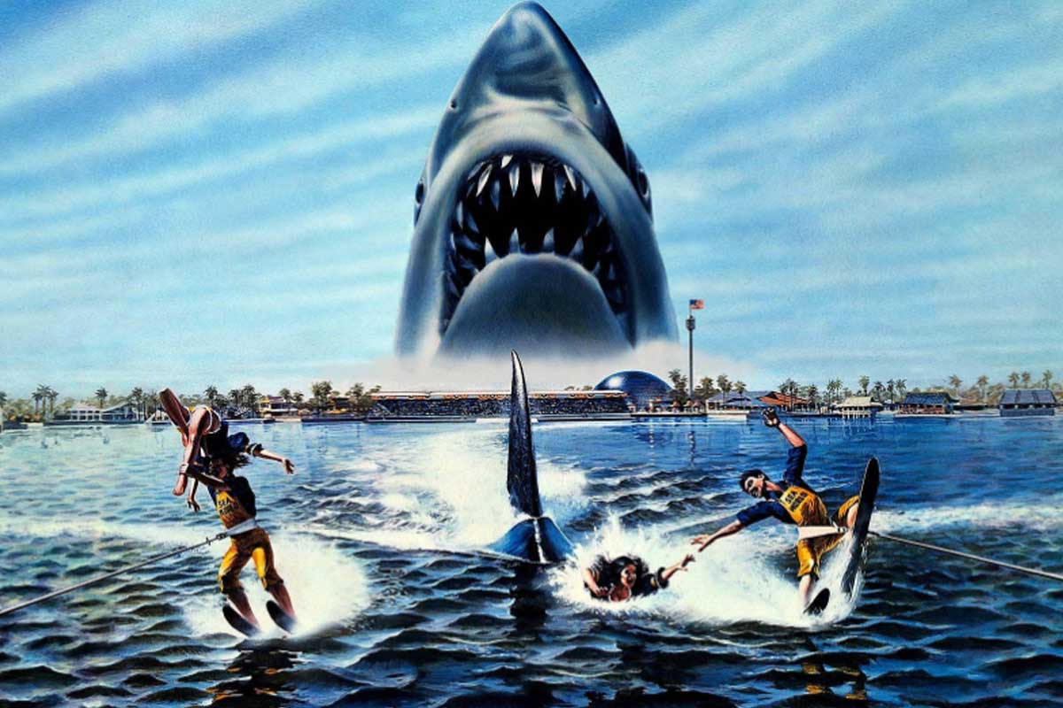 Affiche de Jaws 3-D (1978) montrant un grand requin blanc géant surgissant derrière des skieurs nautiques au parc SeaWorld.