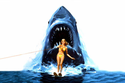 Illustration officielle de l'affiche de Jaws 2 (1978) montrant une skieuse nautique en bikini jaune fuyant un grand requin blanc géant qui surgit derrière elle.